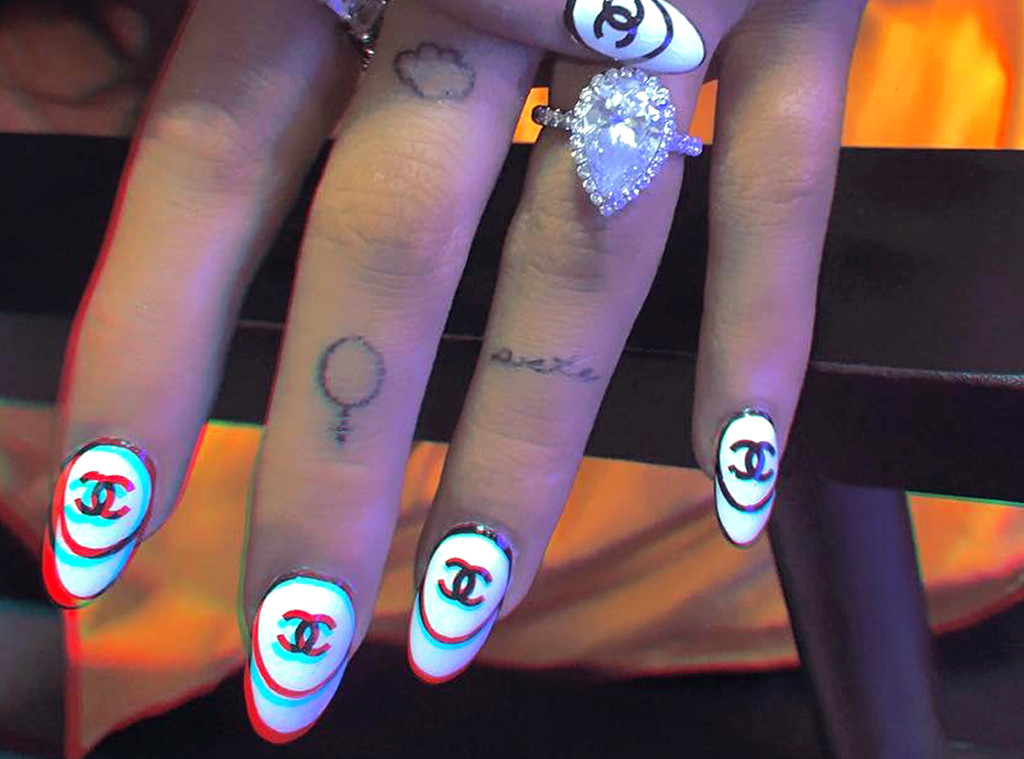 Ariana Grande Covers Up Pete Davidson Tattoo After Split E